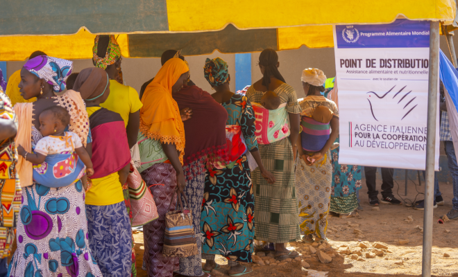 Des femmes bénéficiaires font la queue à l’entrée d’un point de distribution où leur identité est vérifiée (Djibo, Sahel). Photo : ©WFP/Cheick Omar Bandaogo